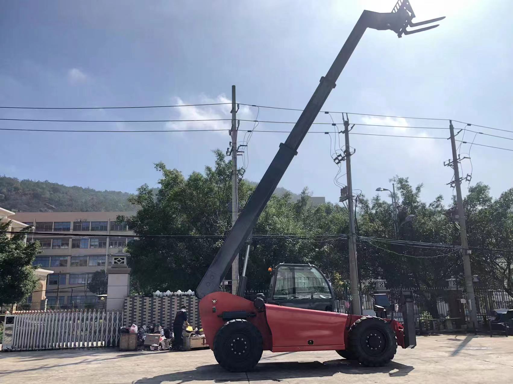  Carretilla elevadora con manipulador telescópico versátil GTF40 para manipulación de materiales